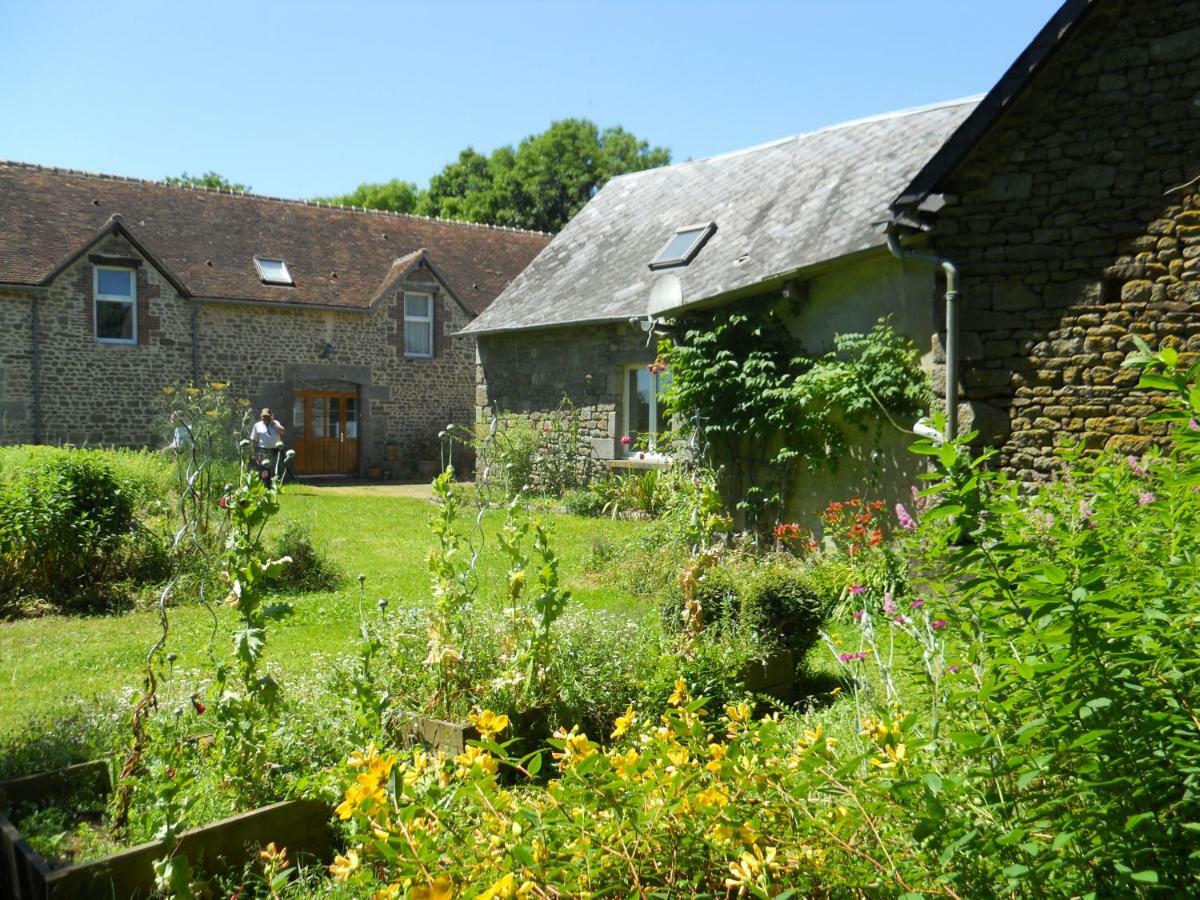 Bed and Breakfast Haras de La Croix d'Argent Saint-Sauveur-de-Carrouges Exterior foto